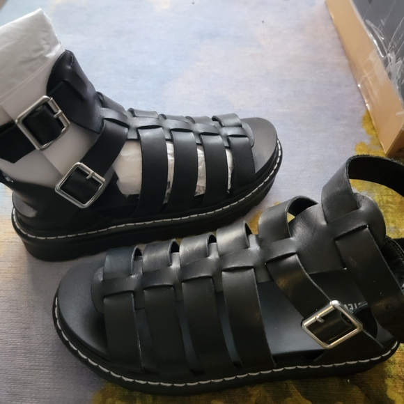 Steve Madden Shoes - Steve Madden Black Leather Strappy Gladiator Sandals Size 6.5